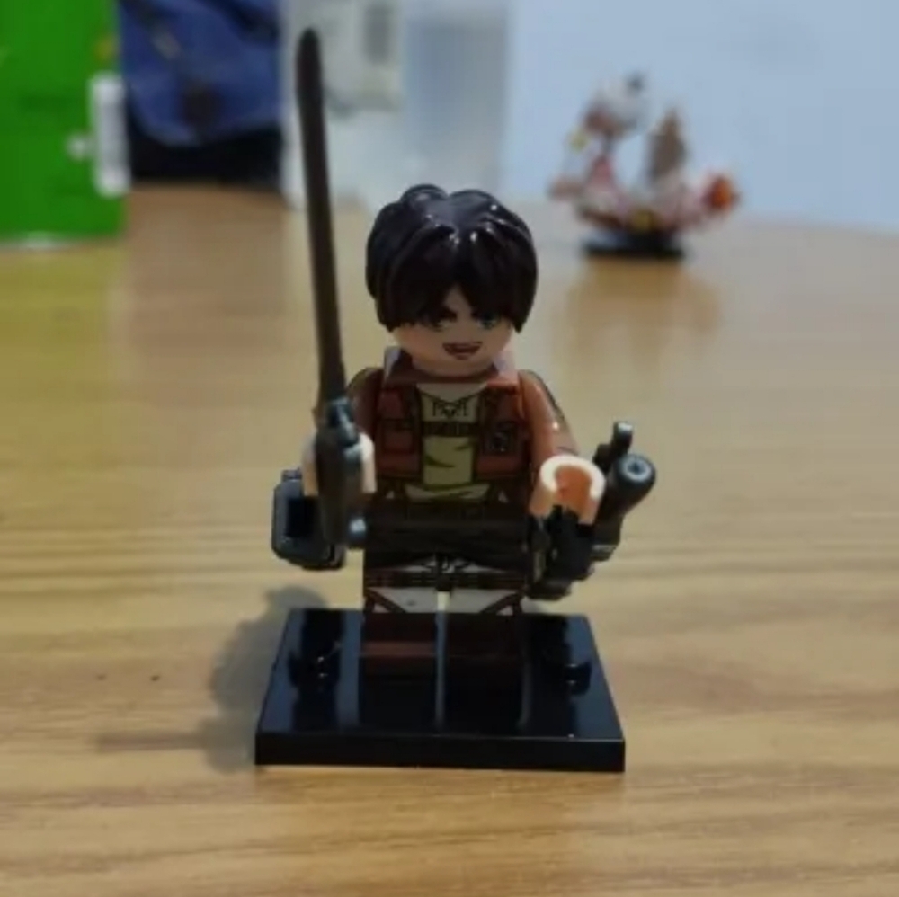 New Attack on the Titan 4 mini figure set - Picture 8 of 12